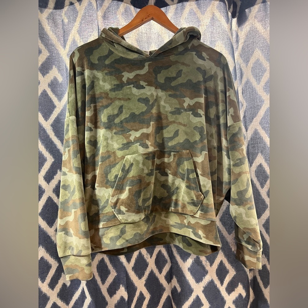 American Eagle Batwing Camo Sweatshirt Size M